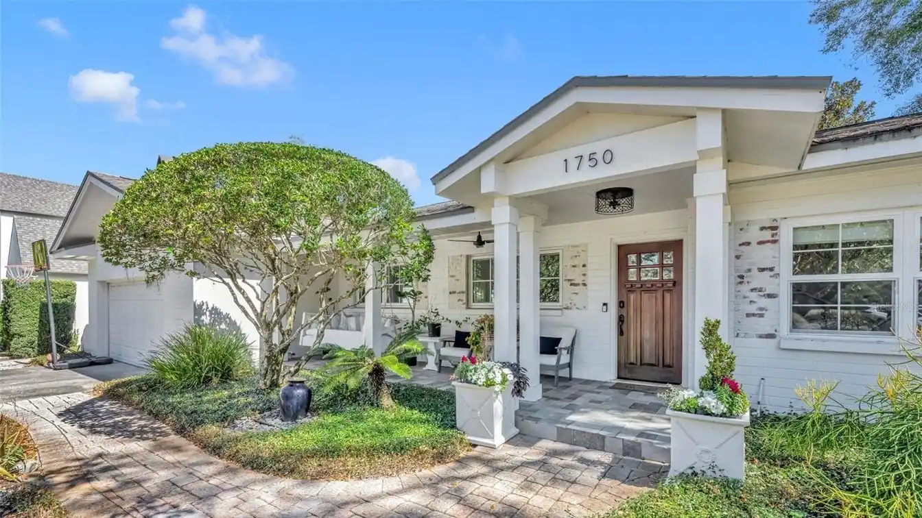 Expertly Renovated Abode in Timberlane Shores