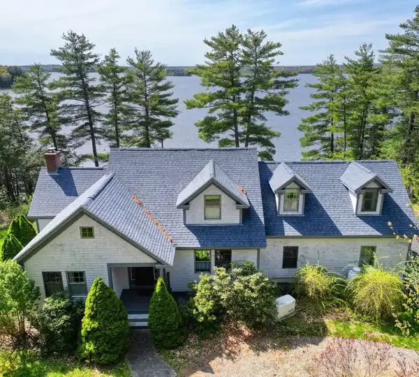 SPACIOUS CUSTOM HOME ON MERRYMEETING BAY