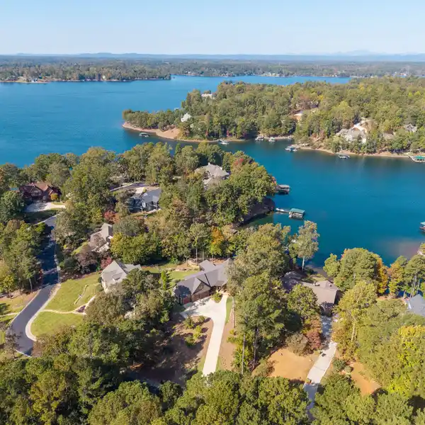 ARTISAN LAKEFRONT HAVEN