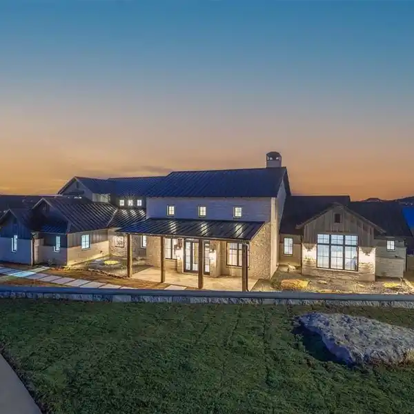 LAKESIDE GRANDEUR IN A NEW POSSUM KINGDOM LAKE HOME
