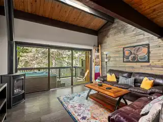 Spacious Townhome Nestled in the Heart of the Mountain Area