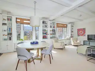 Charming Light-Filled High-Floor Apartment