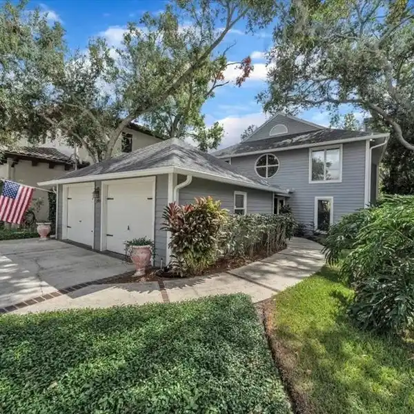ELEGANT BAYSHORE RETREAT WITH WALKABLE LIFESTYLE
