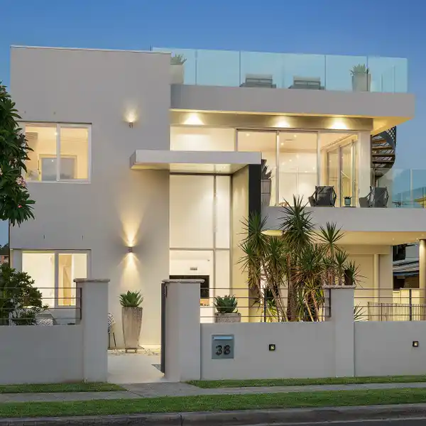 IMPRESSIVE CONTEMPORARY HOME