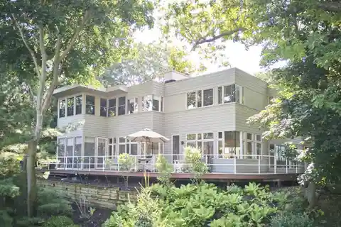 Fabulous Contemporary on the Hillside of Lake Shore Drive