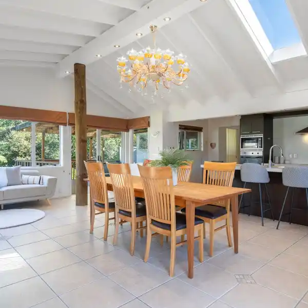 ARCHITECTURAL 1960S GEM SURROUNDED BY NATURE