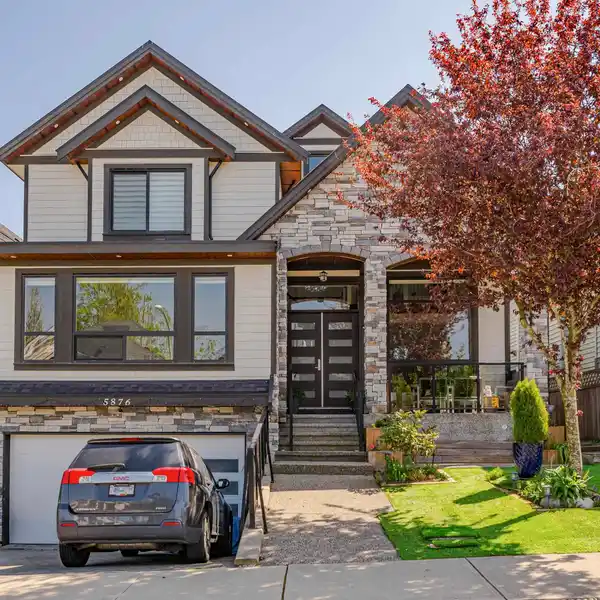 GRAND FAMILY HOME WITH SOARING CEILINGS