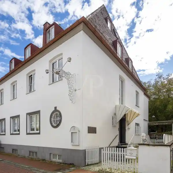 CHARMING HOME COMBINING VERSATILITY AND FUNCTIONALITY