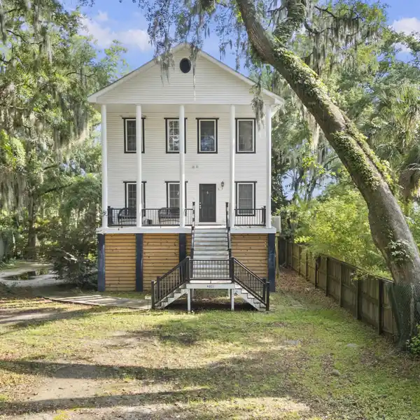 RARE LOW COUNTRY RETREAT NEAR DOWNTOWN