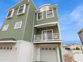 Fully Furnished Townhouse Between the Bay and the Beach