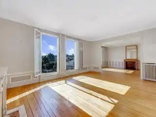 Spacious Period Apartment Steps from the Station