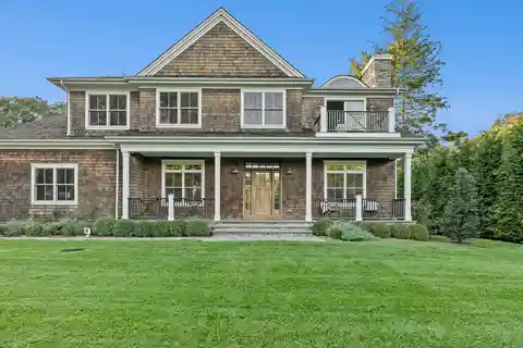 Luxuriously Chic Home with Beautiful Landscape