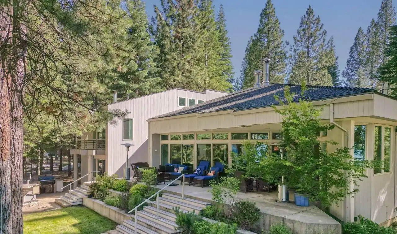 Striking Lakefront Estate