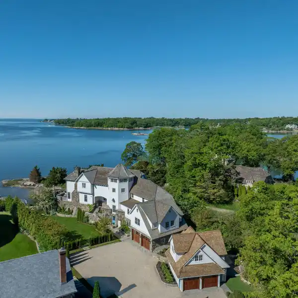 EXCEPTIONAL WATERFRONT RESIDENCE IN THE TOKENEKE ASSOCIATION