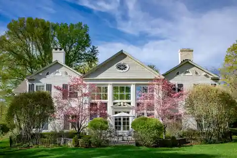 Estate Living in a Serene Community