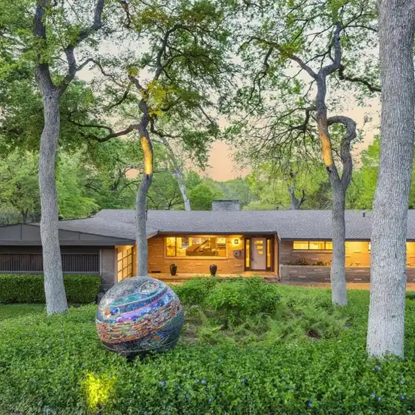 ICONIC MID-CENTURY ARCHITECTURE WITH REFINED UPDATES