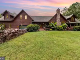 Rustic Log Home on 14+ Serene Acres