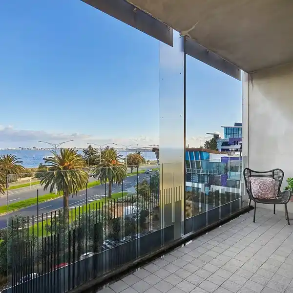 EXPANSIVE RESIDENCE ON AN ICONIC BEACHFRONT BOULEVARD