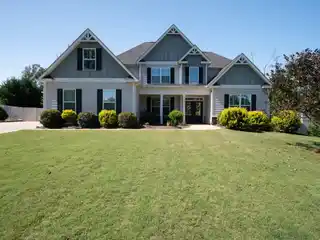 Open-Plan Stunner in a Desirable Neighborhood