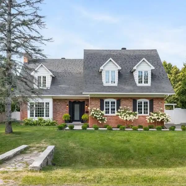 FULLY RENOVATED COTTAGE IN THE HEART OF BEACONSFIELD