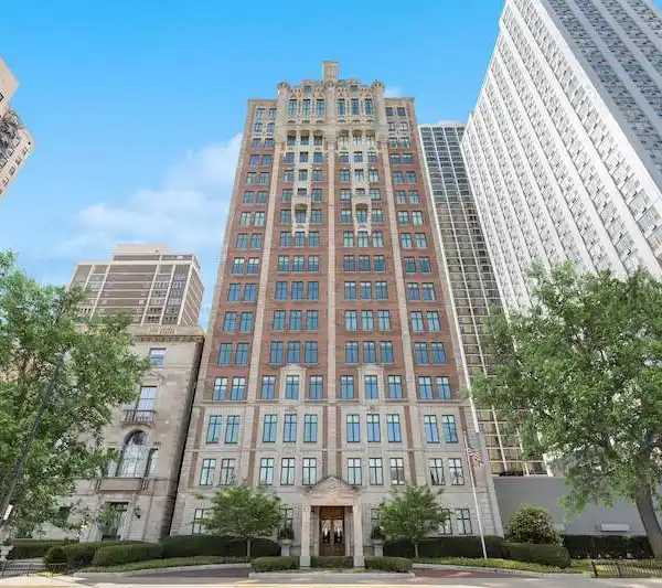 THOUGHTFULLY REIMAGINED HOME IN AN ICONIC BUILDING