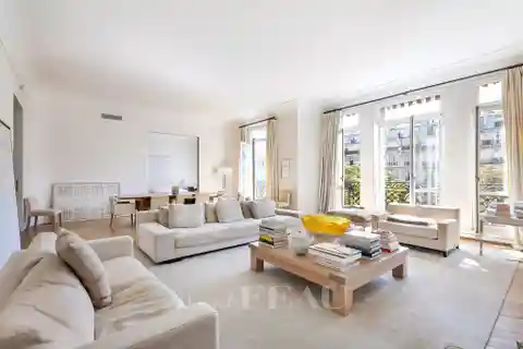 Air-Conditioned Apartment in Prestigious Stone Building