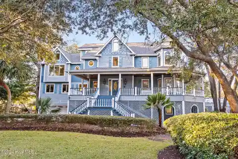 Spacious Coastal Home Overlooking Everette Creek and the Intracoastal Waterway