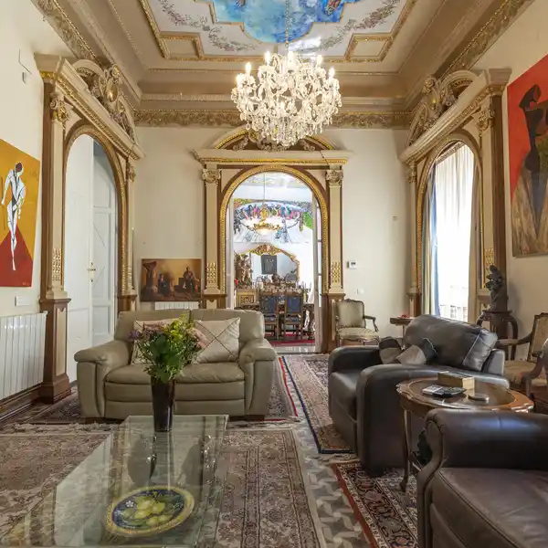 ELEGANT APARTMENT IN A HISTORIC BUILDING
