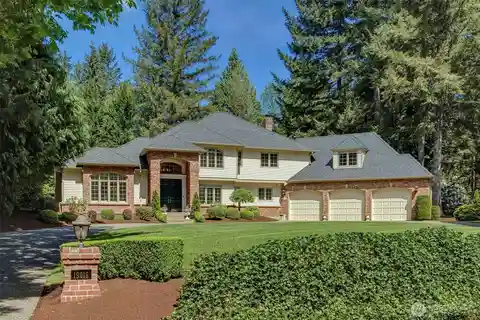 Beautiful Custom-Built Home in Provan Woods