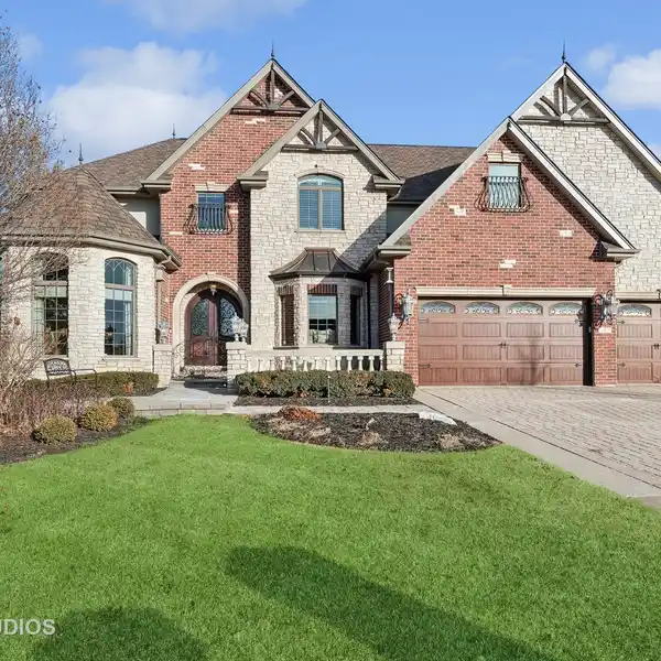 BEAUTIFUL HOME FULL OF EXCEPTIONAL DETAILS