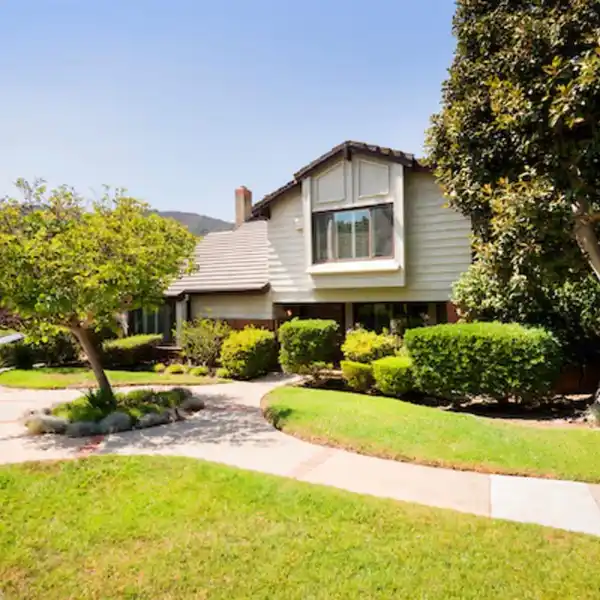 UPGRADED PALISADES HIGHLANDS HOME WITH MOUNTAIN VIEWS