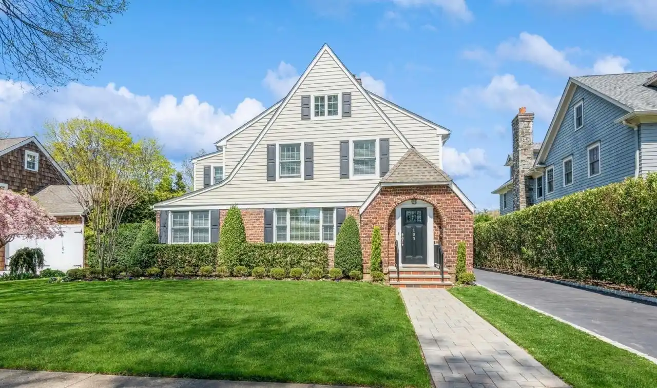 Show-stopping Side-hall Colonial