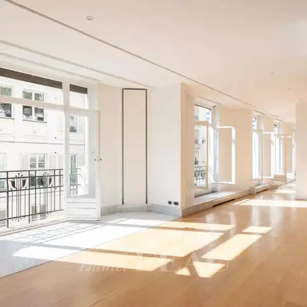 SECOND FLOOR APARTMENT IN A LEGENDARY BUILDING