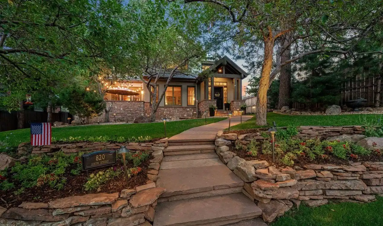 Exquisite Chautauqua Residence: a Blend of Sophistication, Tranquility, and Mountain Living
