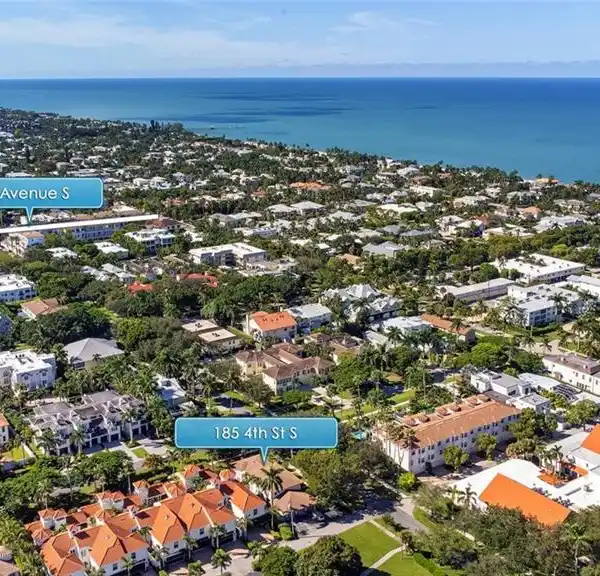 CHARMING ATTACHED VILLA IN OLD NAPLES