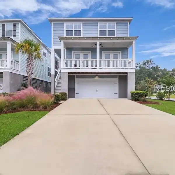 BEAUTIFULLY DESIGNED COASTAL RETREAT