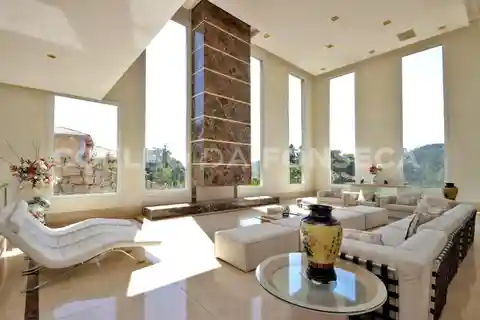 Magnificent Bright and Spacious Residence