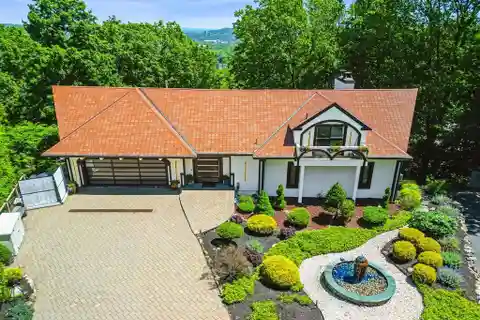 Graciously Renovated Upscale Retreat