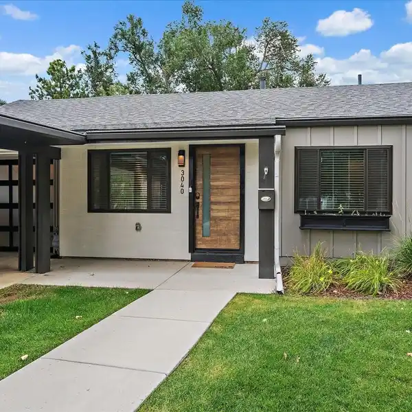 MID-CENTURY ELEGANCE MEETS MODERN COMFORT