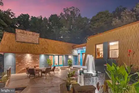 Stunning Contemporary-Style Residence