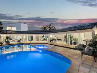 Exquisite Residence on Estate-like Grounds