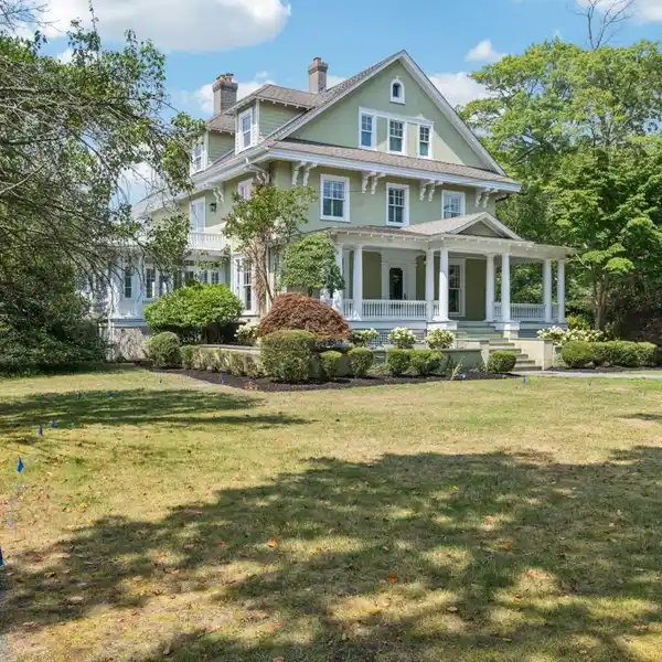 WATERFRONT LUXURY RETREAT WITH PRIVATE DOCKS