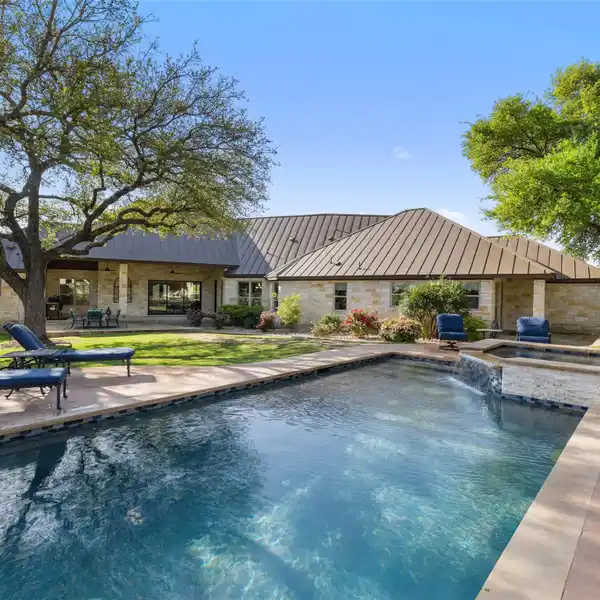 SINGLE-STORY CUSTOM HOME IN PRESTIGIOUS BARTON CREEK LAKESIDE