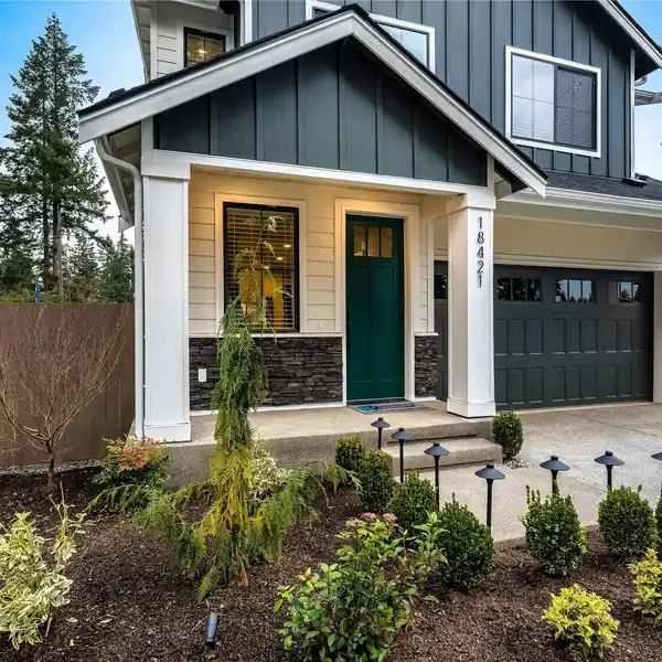 SLEEK NEW HOME IN IN THE NORTH CREEK AREA
