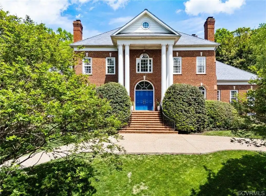 All-brick Georgian Colonial in Prestigious Mooreland Landing