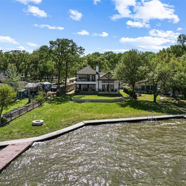 MODERN LUXURY LAKEFRONT RETREAT ON OPEN WATER