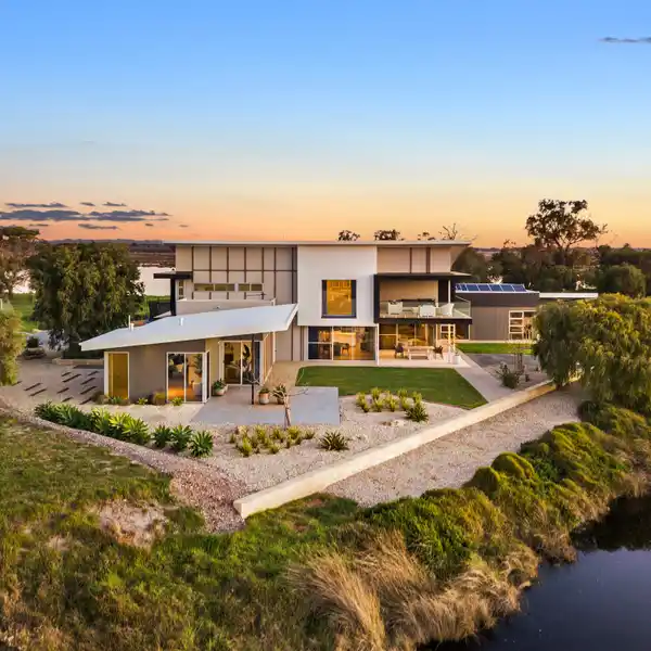 LUXURY COASTAL-COUNTRY RETREAT NEAR BUSSELTON AND DUNSBOROUGH