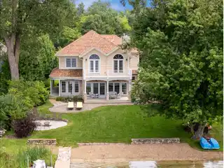 Extraordinary Lakeside Retreat