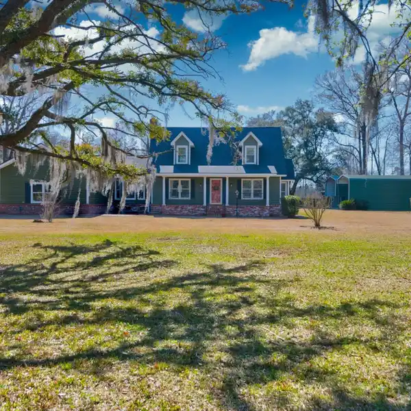 STUNNING THREE-ACRE URBAN EQUESTRIAN FARM