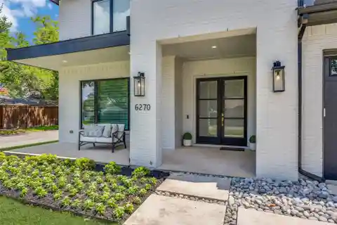 Light-Filled Open-Plan Contemporary Home